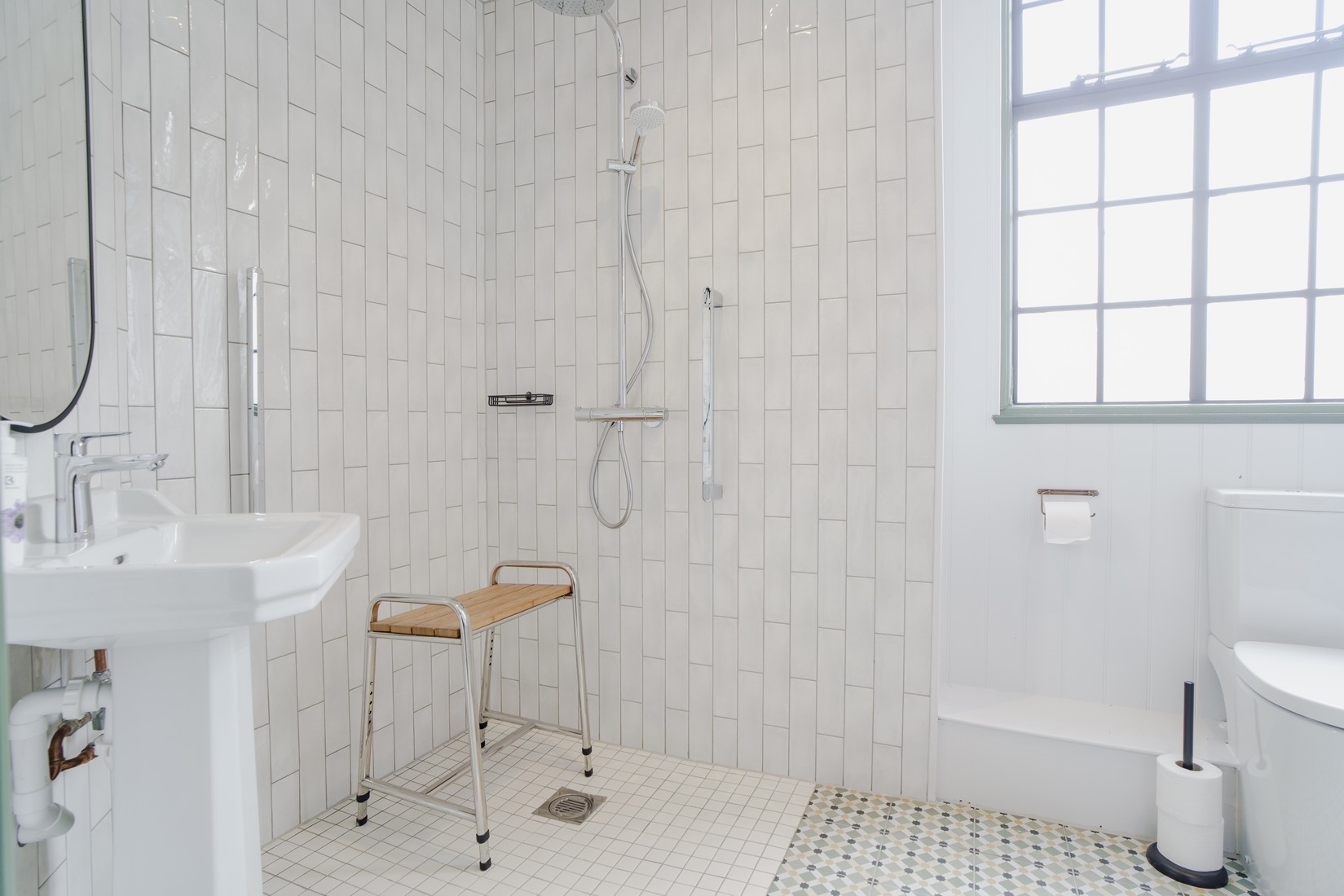 accessible room bathroom